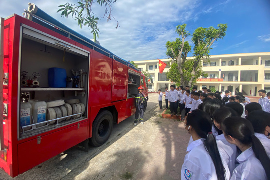 Sô nổi chương trình tuyên truyền, trải nghiệm kỷ năng PCCC, Cứu hộ và phòng chống đuối nước cho học sinh