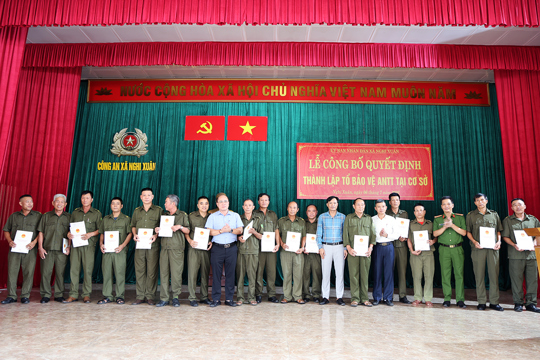 Ủy ban nhân dân xã Nghi Xuân công bố Quyết định thành lập Tổ bảo vệ an ninh, trật tự ở cơ sở.