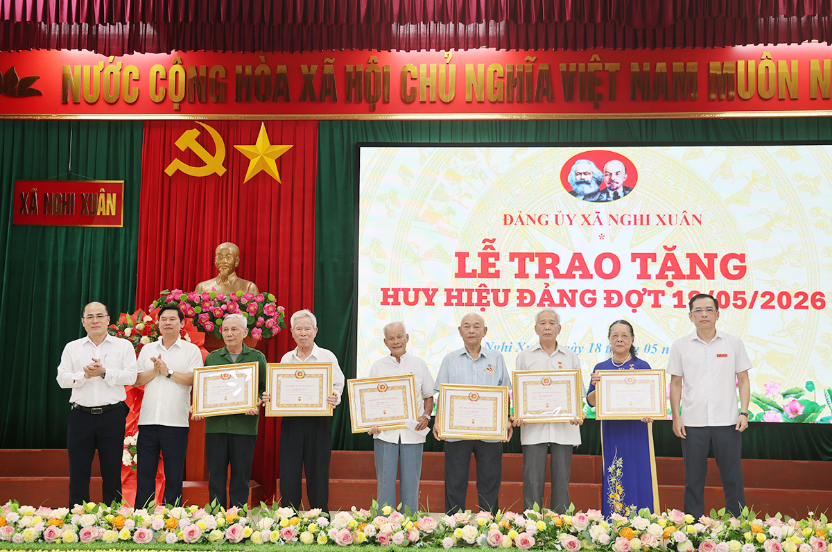 Xã Nghi Xuân trao tặng huy hiệu Đảng cho 36 đảng viên.