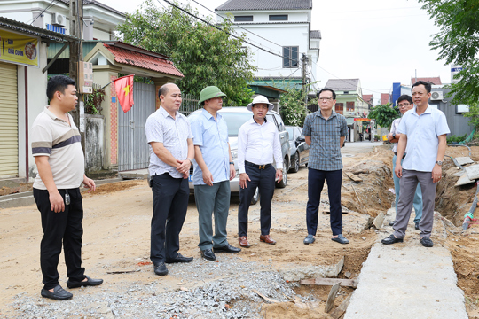 Lãnh đạo xã Nghi Xuân kiểm tra tiến độ các công trình xây dựng trên địa bàn