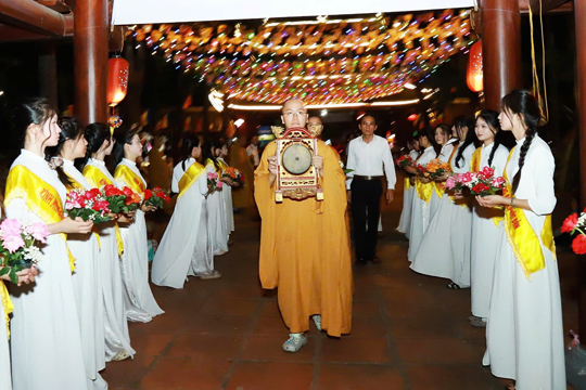 Lãnh đạo xã Nghi Xuân chúc mừng Đại lễ Phật đản tại chùa Thanh Lương