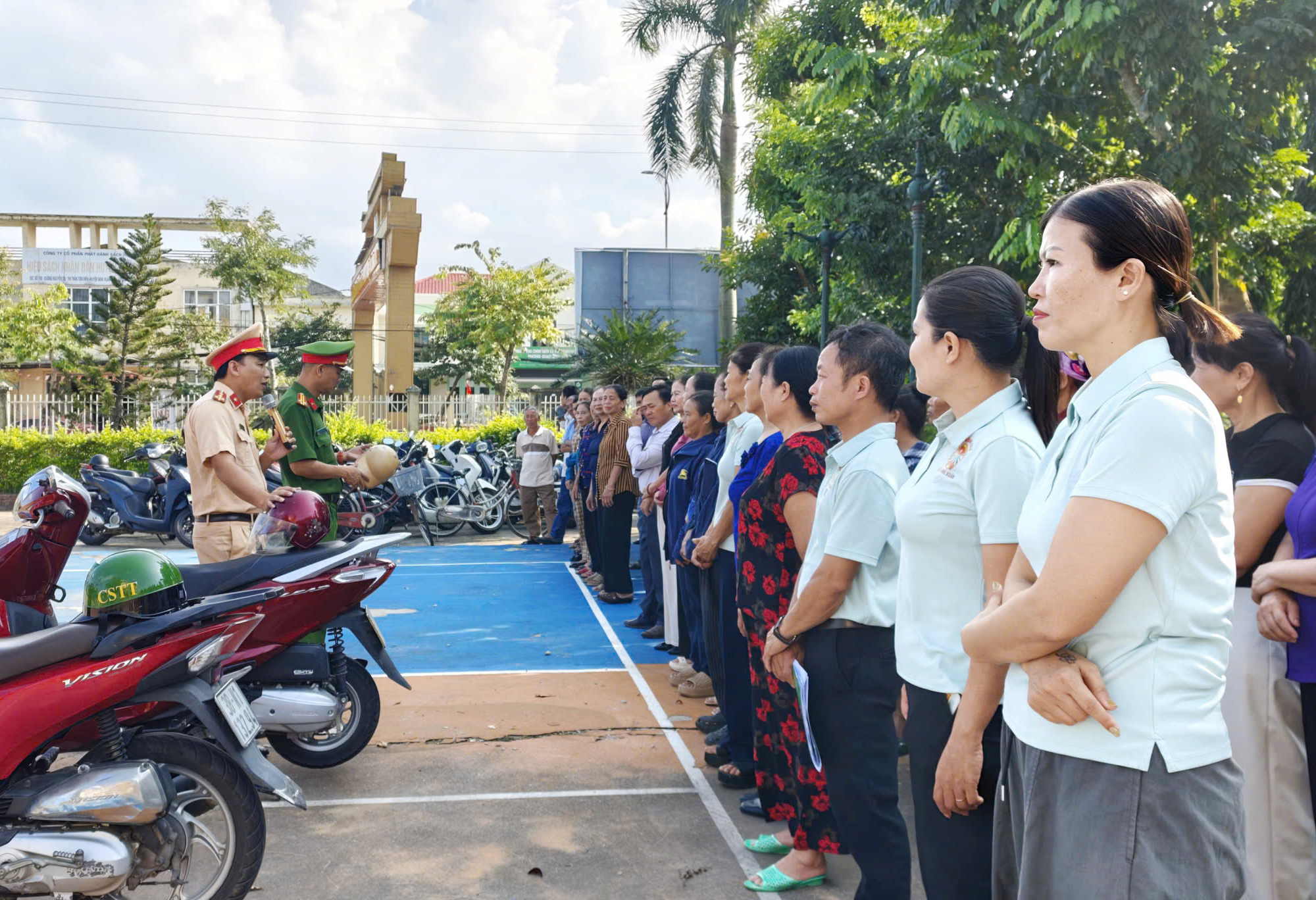 Hội Nông dân xã phối hợp với Công an xã Nghi Xuân  tuyên truyền pháp luật về TT ATGT. 