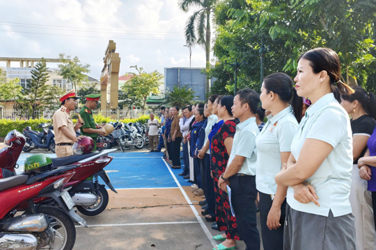 Hội Nông dân xã phối hợp với Công an xã Nghi Xuân  tuyên truyền pháp luật về TT ATGT.  