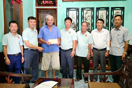 Hội Nông dân xã Nghi Xuân  thăm hỏi, tặng quà gia đình chính sách.