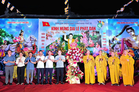 Lãnh đạo xã Nghi Xuân chúc mừng Đại lễ Phật đản tại chùa Phong Phạn