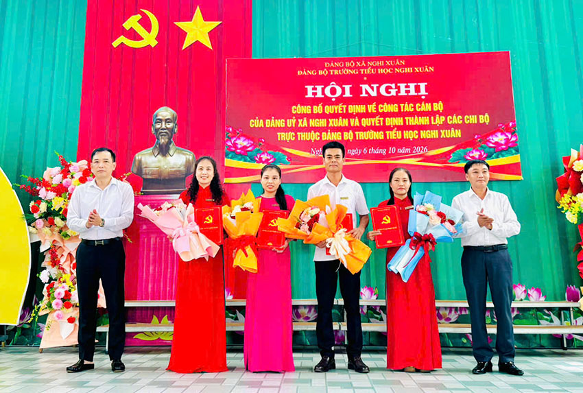 Trường Tiểu học Nghi Xuân: Công bố các quyết định về công tác cán bộ và thành lập các chi bộ trực thuộc.