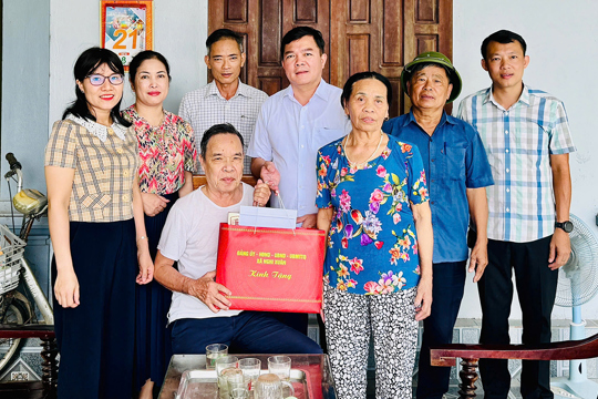 Lãnh đạo xã Nghi Xuân thăm hỏi, tặng quà người có công với cách mạng.