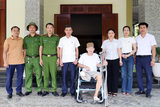 Trao 6 chiếc xe lăn cho người khuyết tật có hoàn cảnh khó khăn