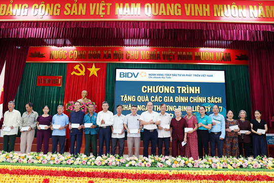 Các đơn vị, doanh nghiệp tri ân các gia đình chính sách tại xã Nghi Xuân