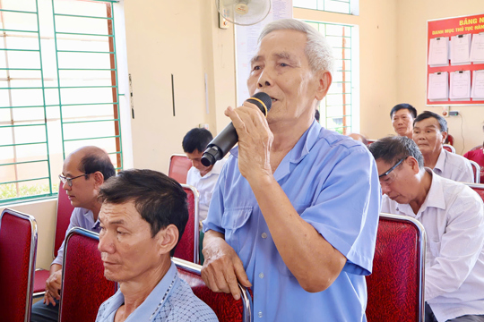 Bí thư Đảng ủy, Chủ tịch HĐND xã Phạm Chí Hiếu tiếp xúc cử tri tại thôn An Tiên. 