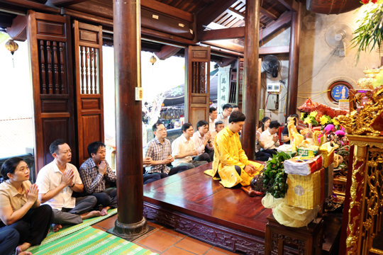 Trang nghiêm lễ giỗ Đức Thánh Trần ở đền Chợ Củi 
