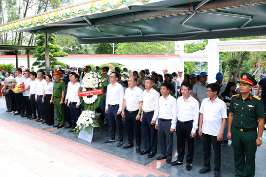 Lãnh đạo xã Nghi Xuân tri ân các anh hùng liệt sĩ tại Ngã ba Đồng Lộc