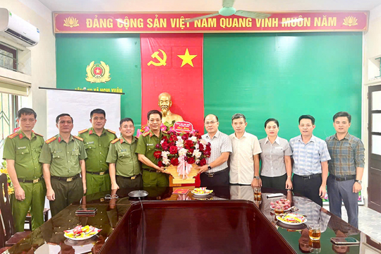 Lãnh đạo xã Nghi Xuân  thăm, tặng hoa chúc mừng Công an xã nhân Ngày truyền thống Công an nhân dân.