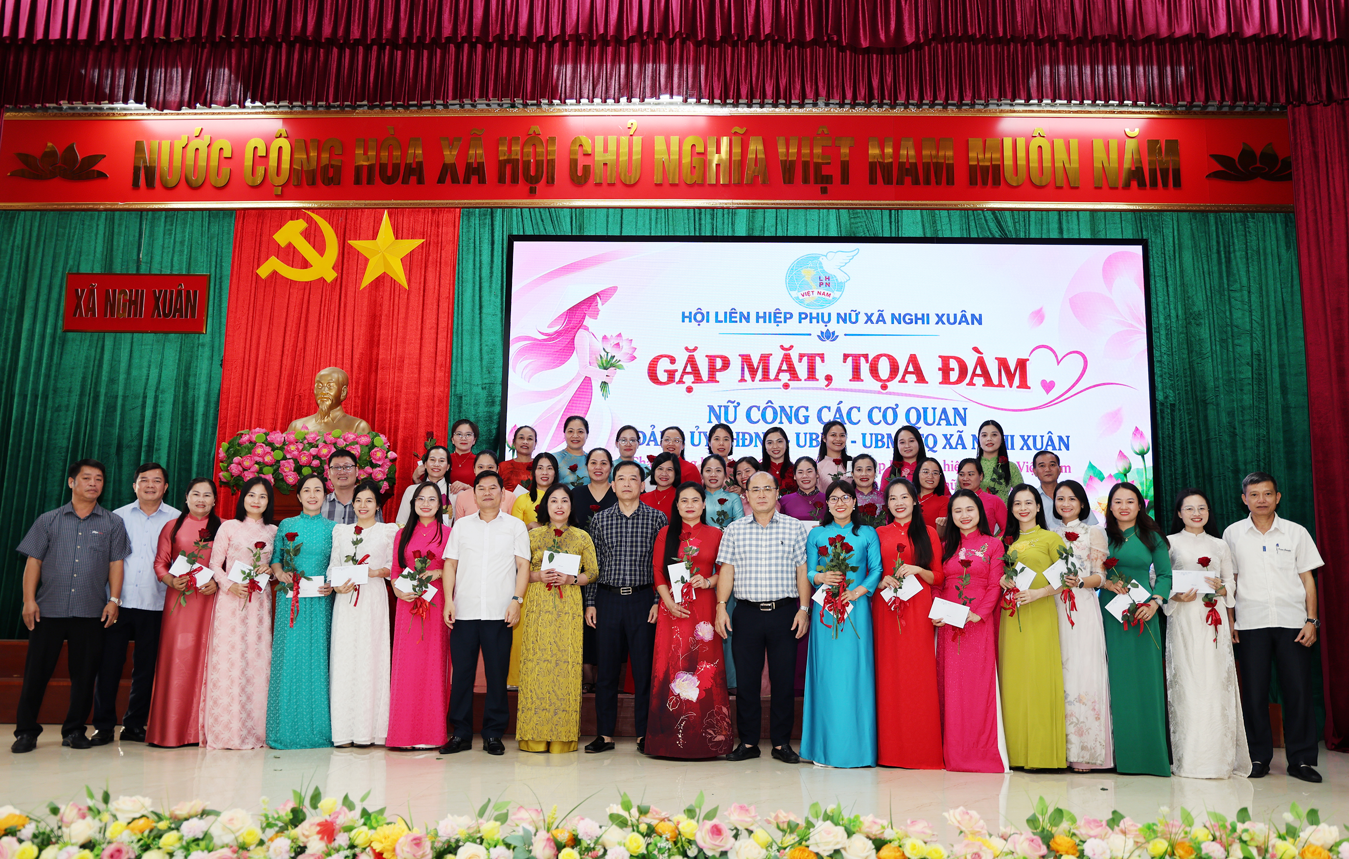 Gặp mặt nữ cán bộ, công chức nhân dịp kỷ niệm 96 ngày thành lập Hội Liên hiệp phụ nữ Việt Nam
