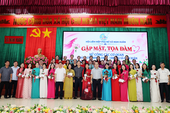  Gặp mặt nữ cán bộ, công chức nhân dịp kỷ niệm 96 ngày thành lập Hội Liên hiệp phụ nữ Việt Nam 
