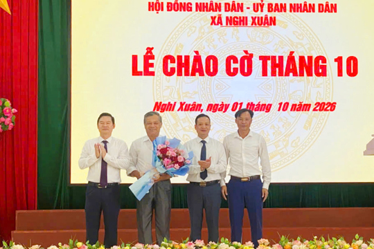 Lãnh đạo xã Nghi Xuân tặng hoa chúc mừng Hội Người cao tuổi nhân Ngày Quốc tế Người cao tuổi