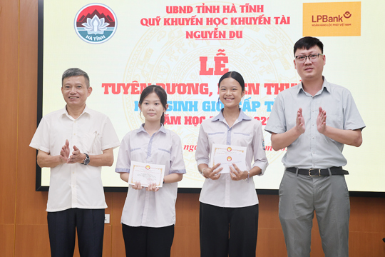 Quỹ Khuyến học Khuyến tài Nguyễn Du: Tuyên dương, khen thưởng 30 học sinh đạt giải học sinh giỏi cấp tỉnh