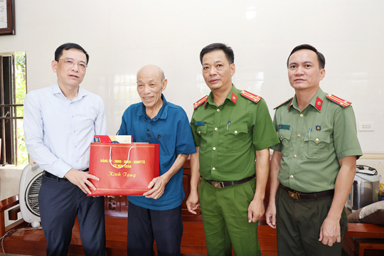 Bí thư Đảng ủy Phạm Chí Hiếu thăm hỏi, tặng quà gia đình có công với cách mạng.