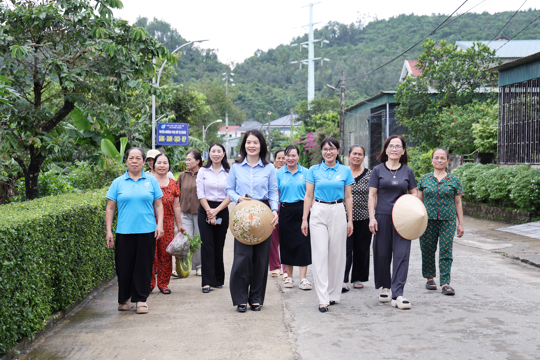 Hội LHPN tỉnh kiểm tra công tác hội và phong trào phụ nữ tại xã Nghi Xuân. 
