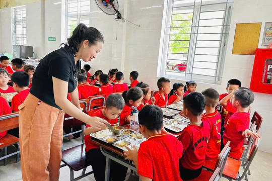 Ấm áp bữa ăn bán trú đầu tiên của học sinh Trường Tiểu học Nghi Xuân