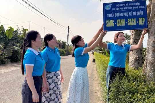 Phụ nữ thôn Song Hồng chung tay xây dựng tuyến đường sáng – xanh – sạch – đẹp