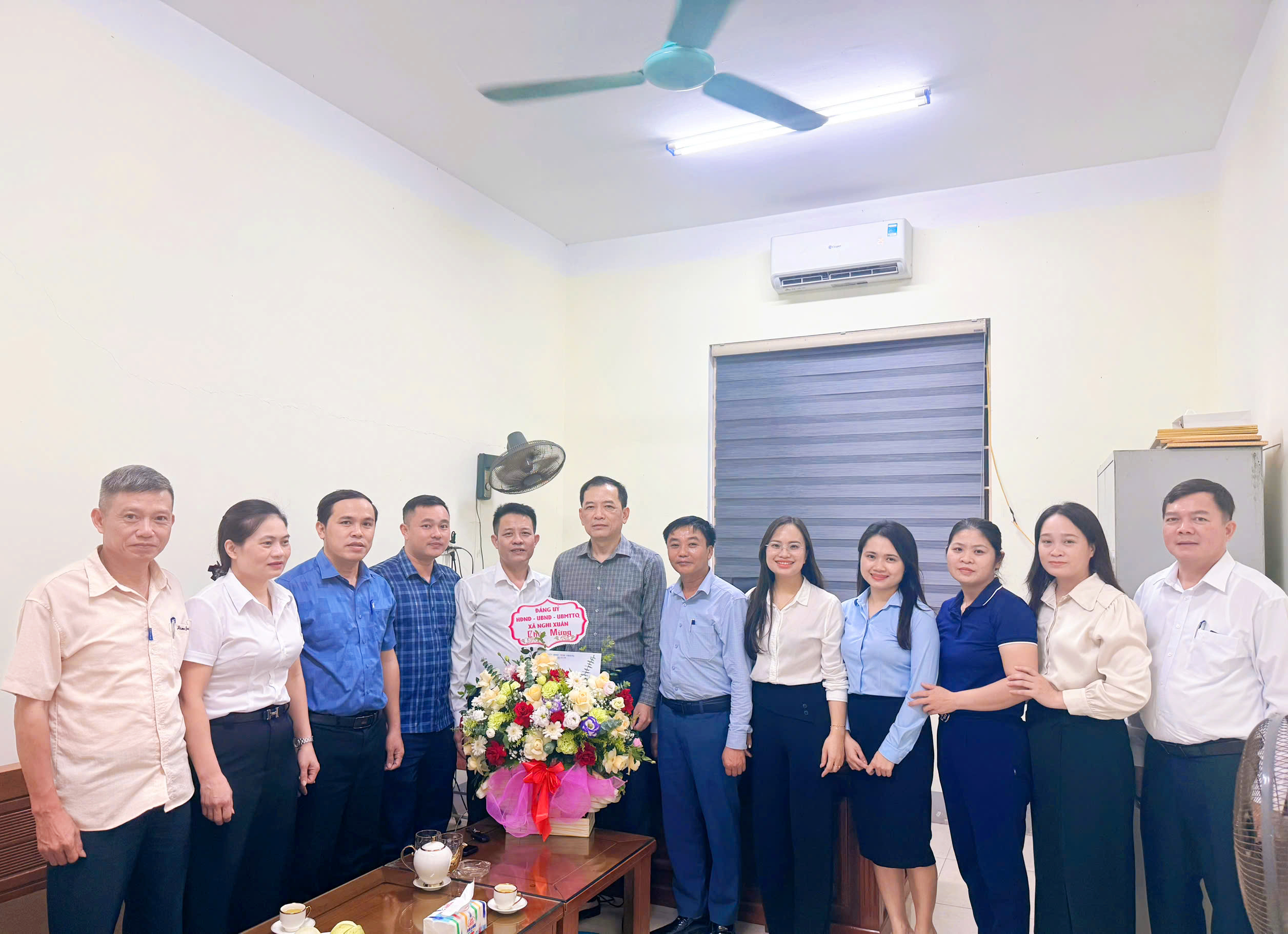 Lãnh đạo Nghi Xuân tặng hoa chúc mừng ngày truyền thống ngành Tổ chức Xây dựng Đảng, UBKT Đảng ủy, Văn phòng Đảng ủy.