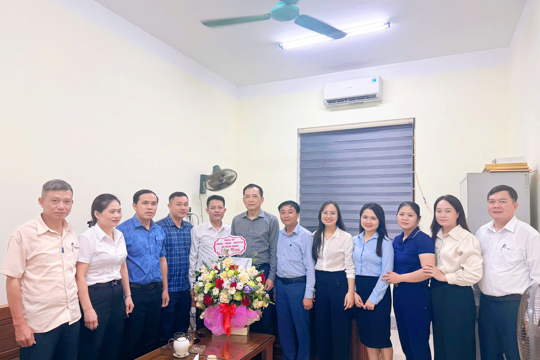 Lãnh đạo Nghi Xuân tặng hoa chúc mừng ngày truyền thống ngành Tổ chức Xây dựng Đảng, UBKT Đảng ủy, Văn phòng Đảng ủy.
