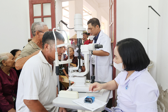 Hơn 200 người dân Nghi Xuân được khám sàng lọc bệnh lý về mắt