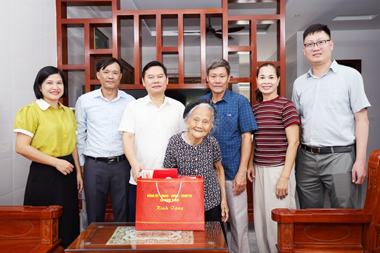 Chủ tịch UBND xã Bùi Việt Hùng tri ân gia đình chính sách, người có công.