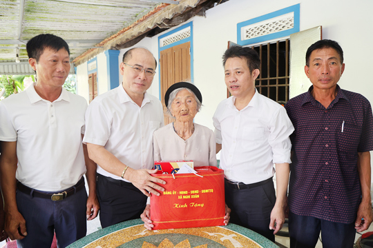 Phó Bí thư Thường trực Đảng ủy Hoàng Hữu Hiệp thăm hỏi, tặng quà gia đình có công với cách mạng.