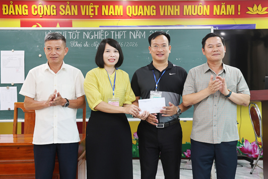 Lãnh đạo xã Nghi Xuân thăm, tặng quà động viên tại điểm thi Trường THPT Nguyễn Công Trứ trước Kỳ thi tốt nghiệp THPT năm 2026 