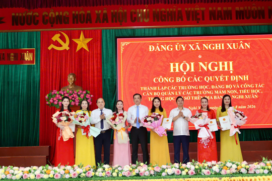 Xã Nghi Xuân công bố các quyết định về thành lập trường và công tác cán bộ. 