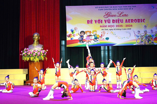 Các Trường Mầm non xã Nghi Xuân được vinh danh tại Lễ tổng kết giao lưu “Bé với vũ điệu Aerobic”.