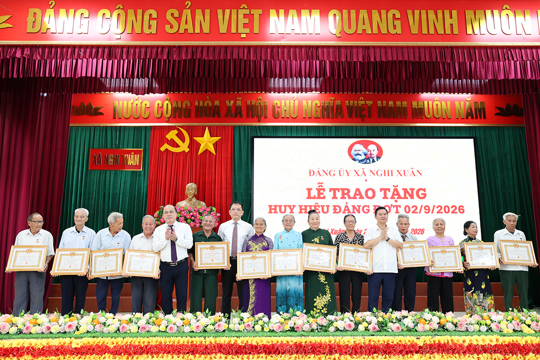 Nghi Xuân: 178 đảng viên được tặng Huy hiệu Đảng dịp 2/9