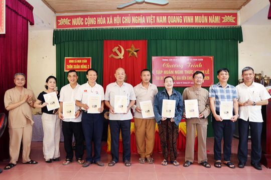 Tập huấn Nghi thức hành lễ tại di tích quốc gia Đền Chợ Củi.