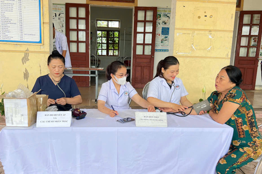 Tuyên truyền việc tổ chức khám sức khỏe định kỳ, khám sàng lọc miễn phí cho người dân 