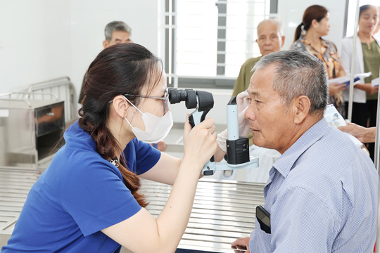Khám, cấp thuốc miễn phí cho hơn 200 người dân Nghi Xuân