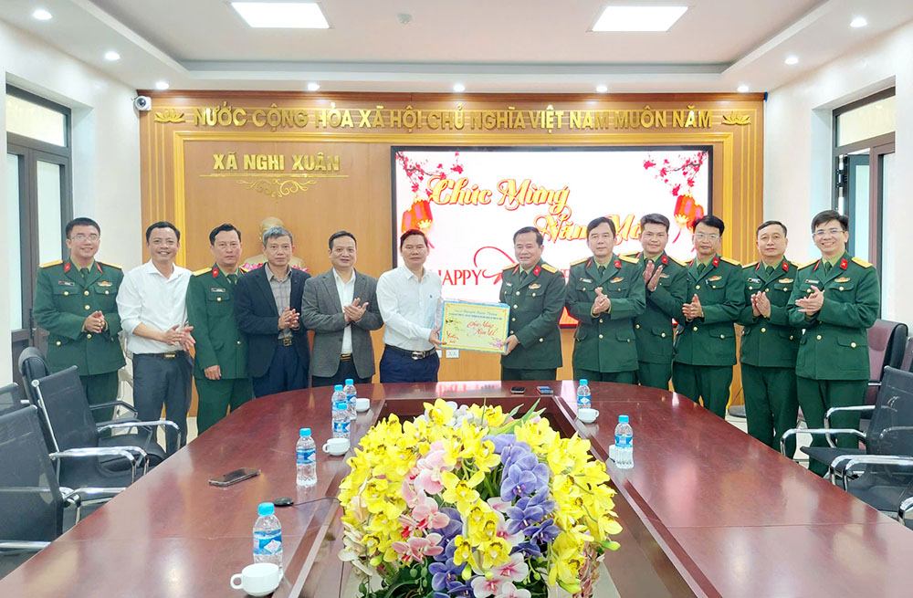 Chỉ huy trưởng Bộ CHQS tỉnh thăm, chúc Tết xã Nghi Xuân. 