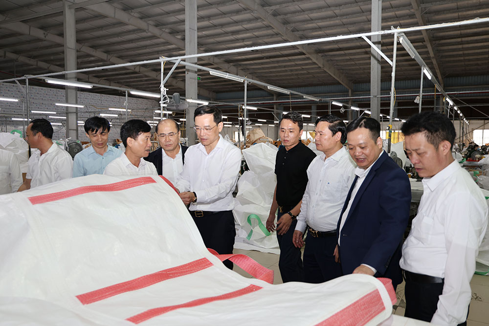 Lãnh đạo xã Nghi Xuân thăm, động viên các công ty đầu năm mới. 