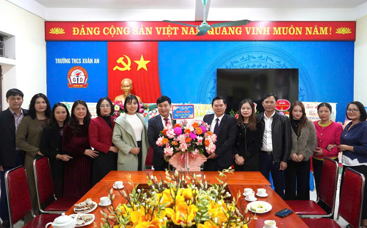 Lãnh đạo Đảng uỷ - HĐND – UBND – UBMTTQ và các Đoàn công tác xã Nghi Xuân chúc mừng các trường học, nhà giáo ưu tú trên địa bàn