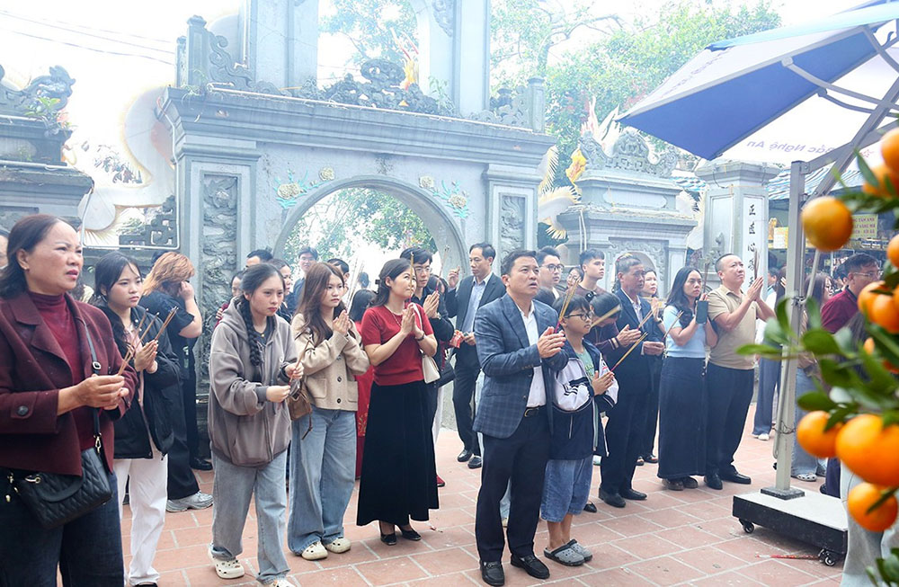 Người dân tấp nập về đền Chợ Củi cầu may đầu năm mới