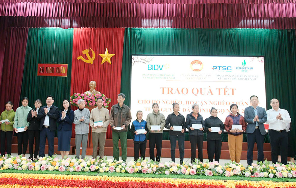 Nhiều phần quà Tết đến với người nghèo xã Nghi Xuân