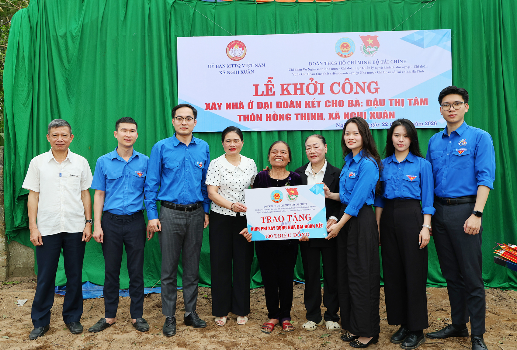 Đoàn TNCS Hồ Chí Minh Bộ tài chính Khởi công xây nhà đại đoàn kết và trao quà ở xã Nghi Xuân.