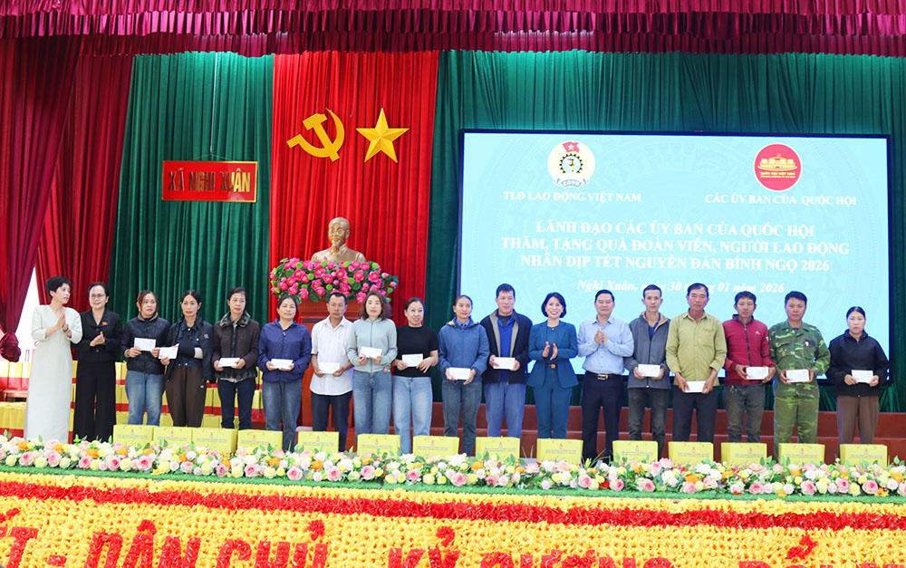 200 suất quà Tết đến với đoàn viên, người lao động có hoàn cảnh khó khăn. 