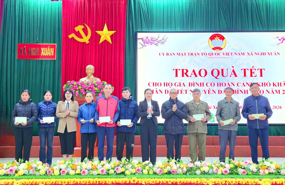 Trao 364 suất quà Tết cho các  hộ gia đình hoàn cảnh khó khăn.