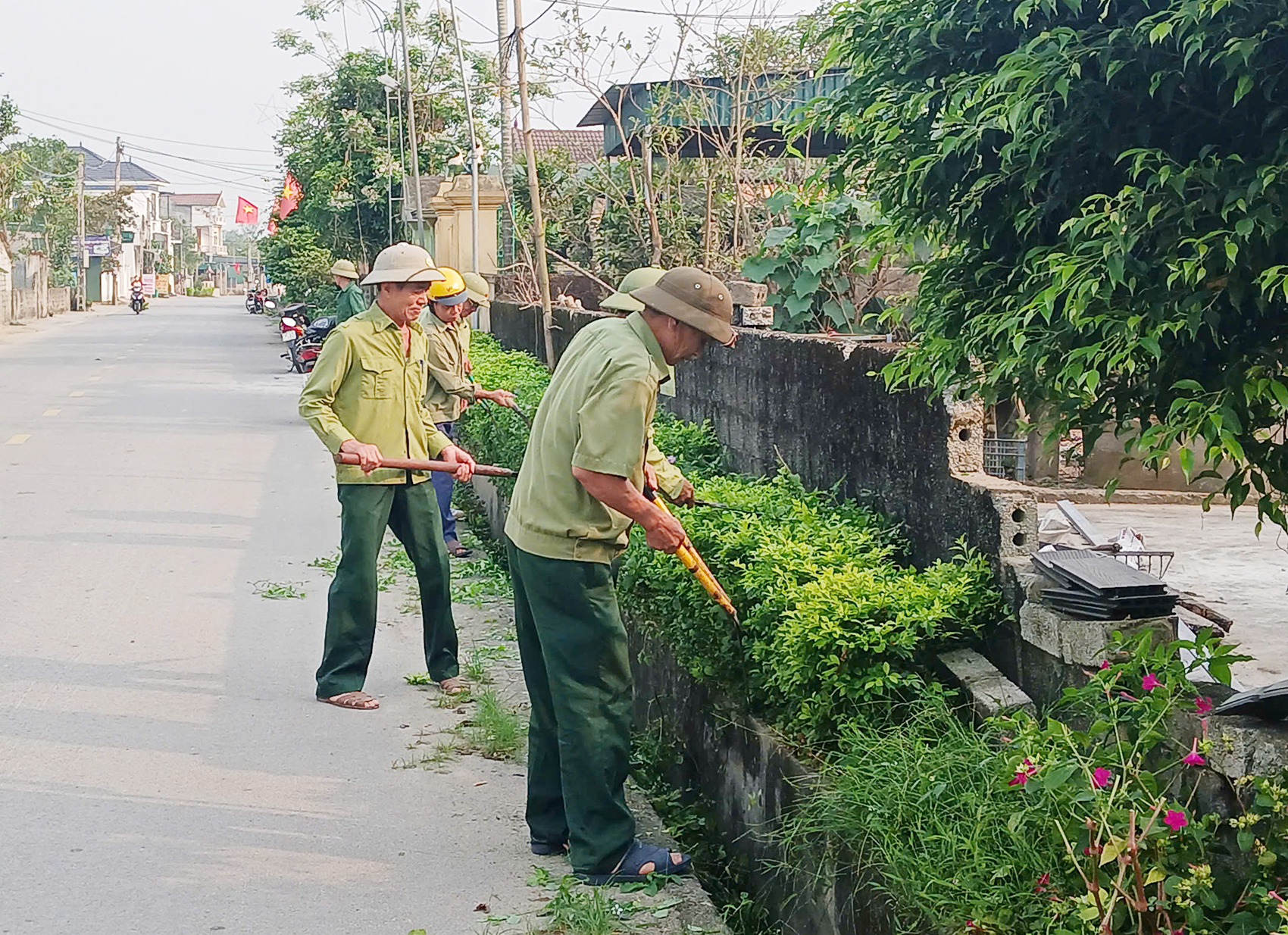 Gần 400 hội viên CCB xã Nghi Xuân ra quân vệ sinh môi trường. 