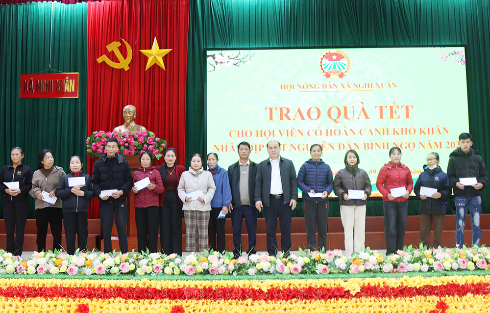 Nhiều phần quà Tết đến với người nghèo xã Nghi Xuân