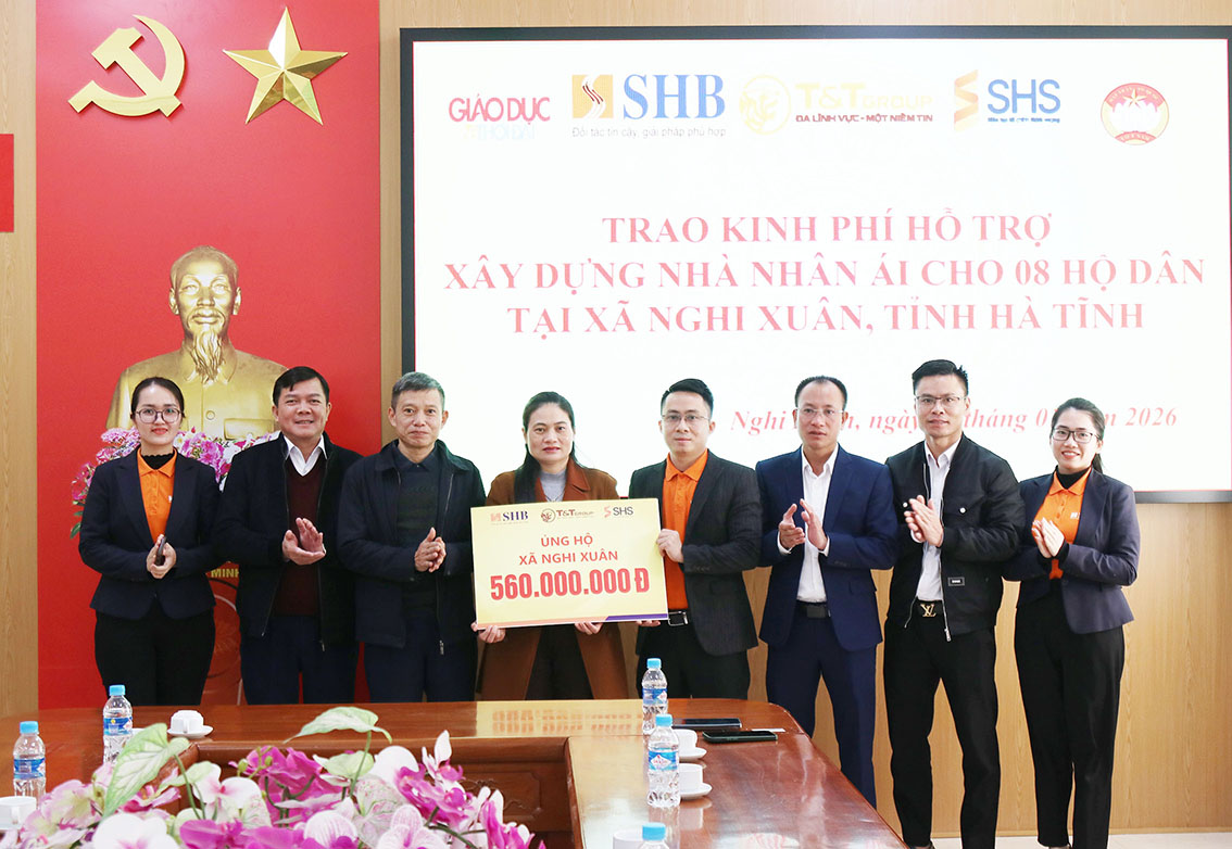 Trao 560 triệu đồng hỗ trợ xây dựng nhà ở cho các hộ dân bị thiệt hại do con bão số 10 gây ra trên địa bàn xã Nghi Xuân. 