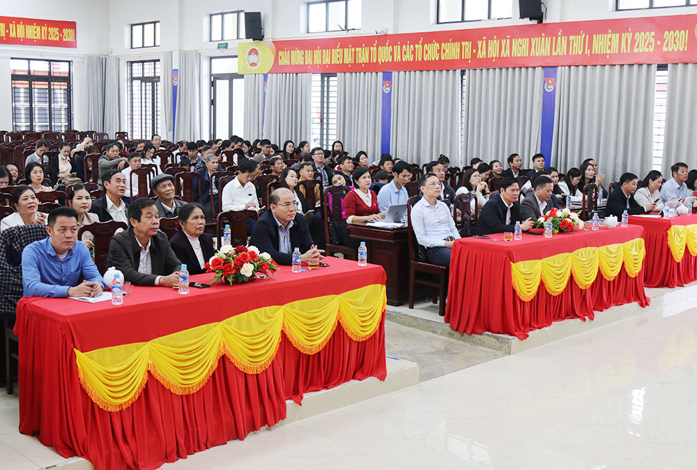 Cán bộ, đảng viên xã Nghi Xuân nghiêm túc học tập, quán triệt Nghị quyết Đại hội XIV của Đảng.