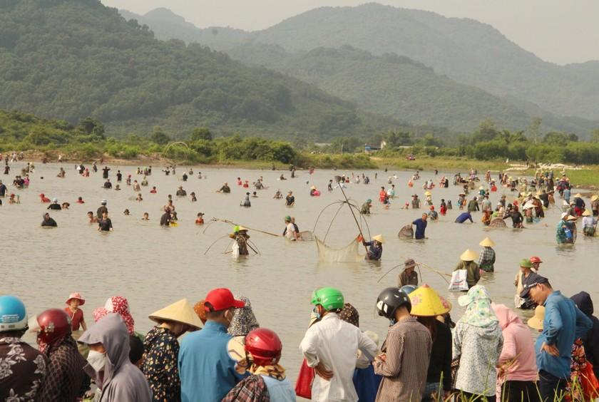 Sáng 4/6, tại xã Xuân Viên, huyện Nghi Xuân (Hà Tĩnh) đã diễn ra lễ hội truyền thống đánh cá Vực Rào năm 2023.